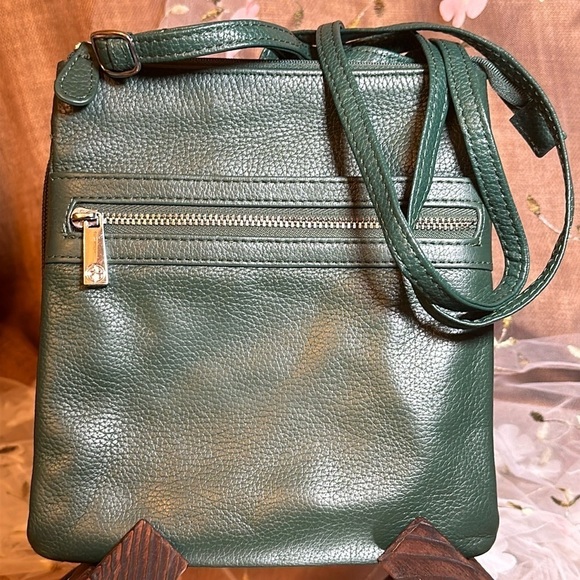 Giani Bernini Green Pebbled Leather Crossbody3 areas all zip Appx 8x7